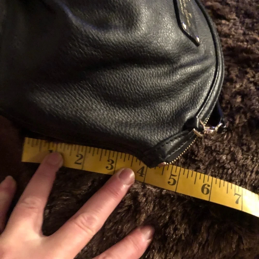 Kate Spade black classic crossbody used a few times outside is perfect